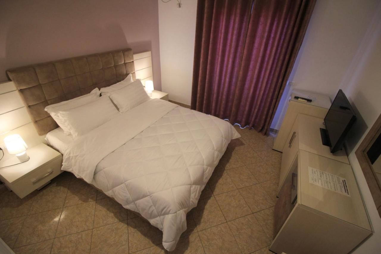 Julia Hotel Sarandë Buitenkant foto