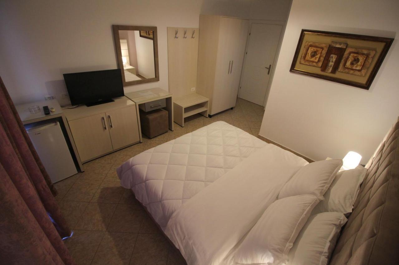 Julia Hotel Sarandë Buitenkant foto