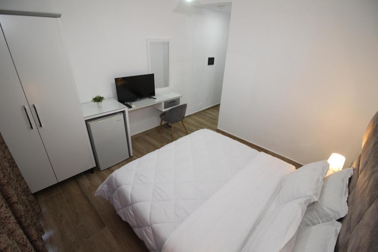 Julia Hotel Sarandë Buitenkant foto